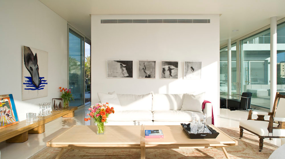 Modelo de salón minimalista con paredes blancas