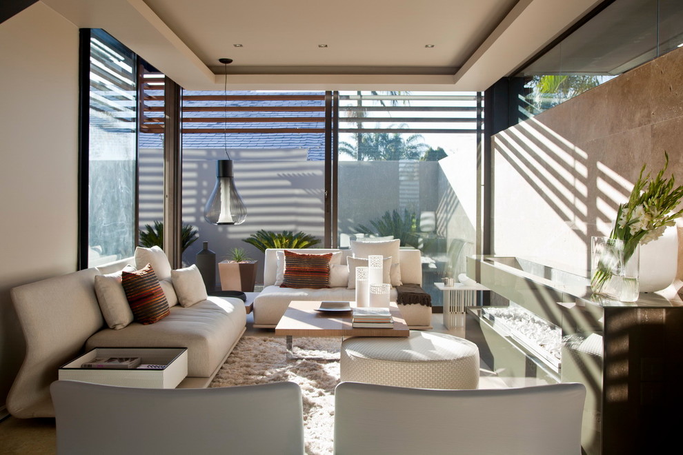 Fernseherloses Modernes Wohnzimmer mit beiger Wandfarbe und Gaskamin in Sonstige