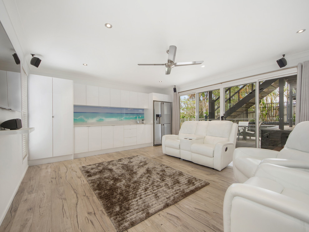 Mittelgroßes, Offenes Modernes Wohnzimmer mit weißer Wandfarbe, hellem Holzboden und TV-Wand in Gold Coast - Tweed