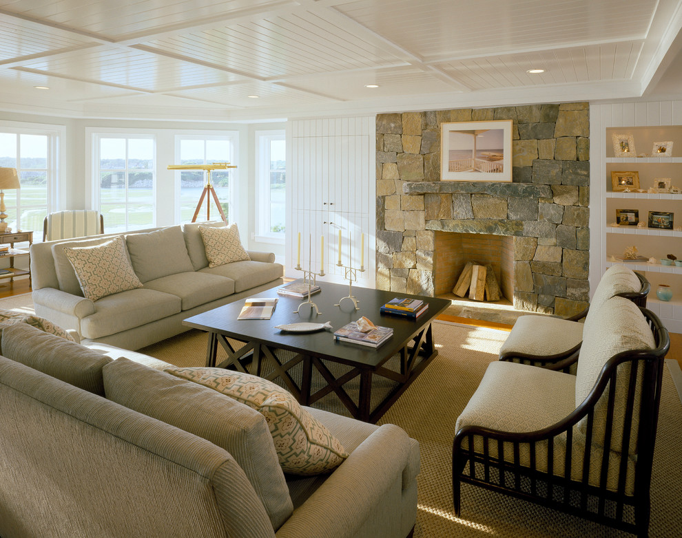 Immagine di un grande soggiorno stile marinaro con cornice del camino in pietra e nessuna TV
