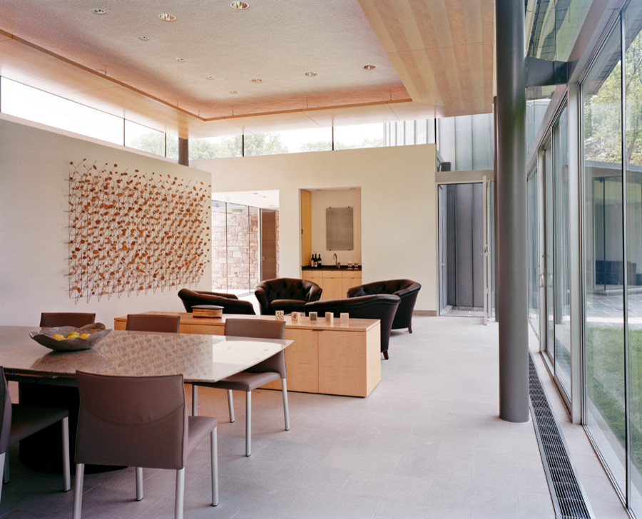 Modelo de salón minimalista con paredes blancas y suelo de piedra caliza