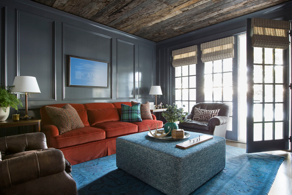 Imagen de salón cerrado tradicional de tamaño medio sin chimenea y televisor con suelo de madera en tonos medios y suelo marrón
