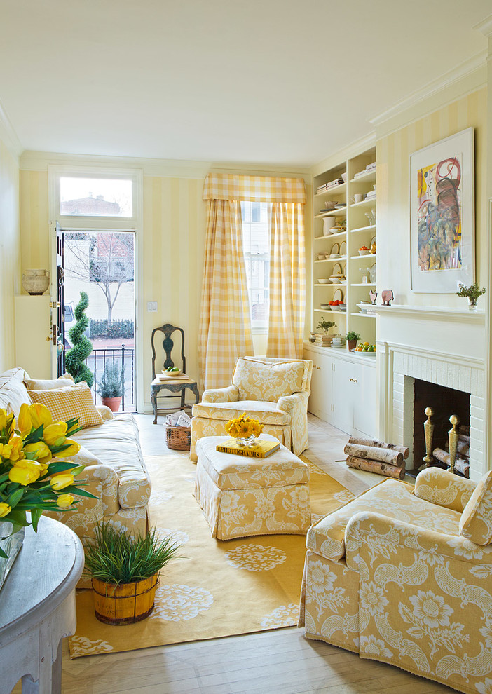 Idee per un soggiorno classico con pareti gialle, camino classico e cornice del camino in mattoni