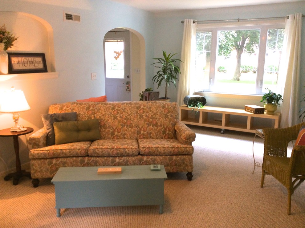 На фото: открытая гостиная комната среднего размера в стиле шебби-шик с стандартным камином