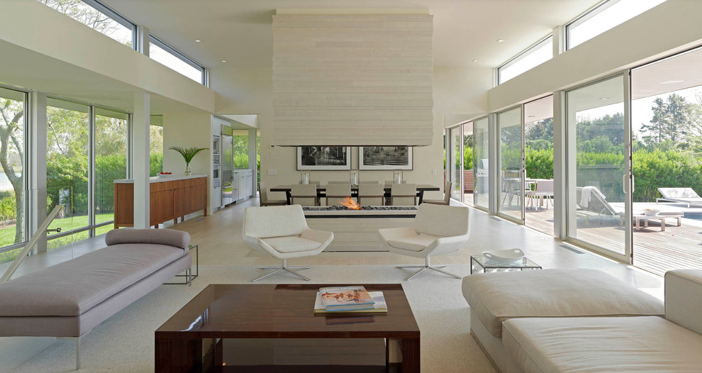 Стильный дизайн: открытая гостиная комната в современном стиле с двусторонним камином - последний тренд