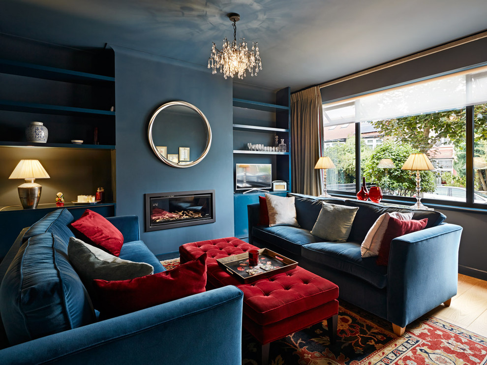 Idéer för mellanstora vintage separata vardagsrum, med ett finrum, blå väggar, ljust trägolv, en bred öppen spis, en fristående TV och beiget golv