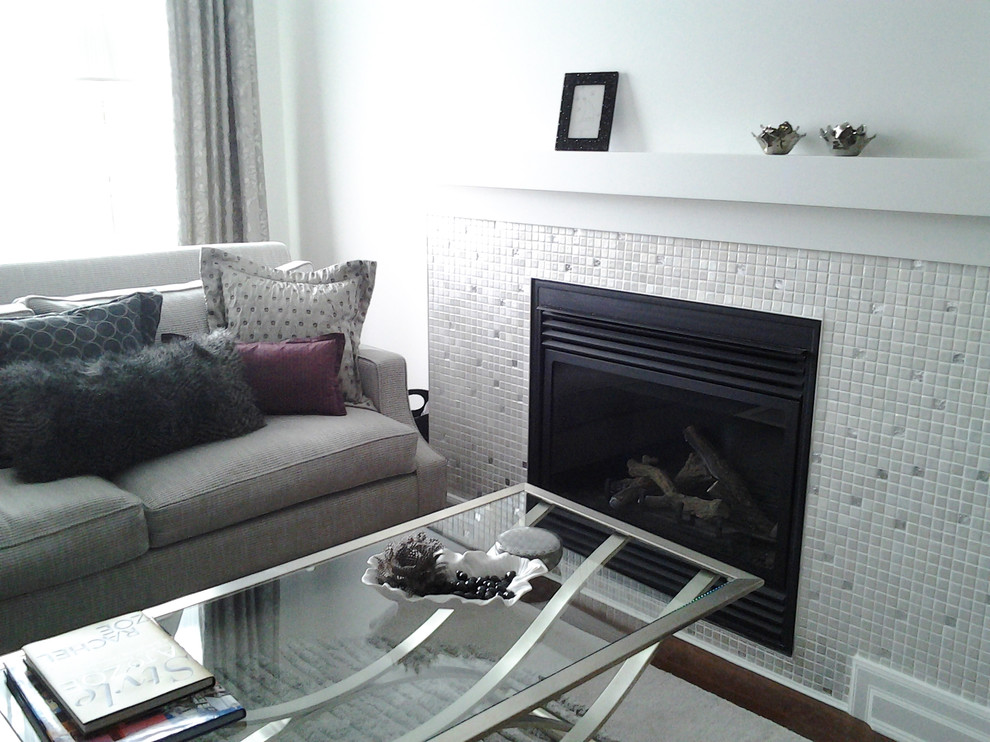 モントリオールにある低価格の小さなトランジショナルスタイルのおしゃれなリビング (テレビなし、白い壁、無垢フローリング、標準型暖炉) の写真