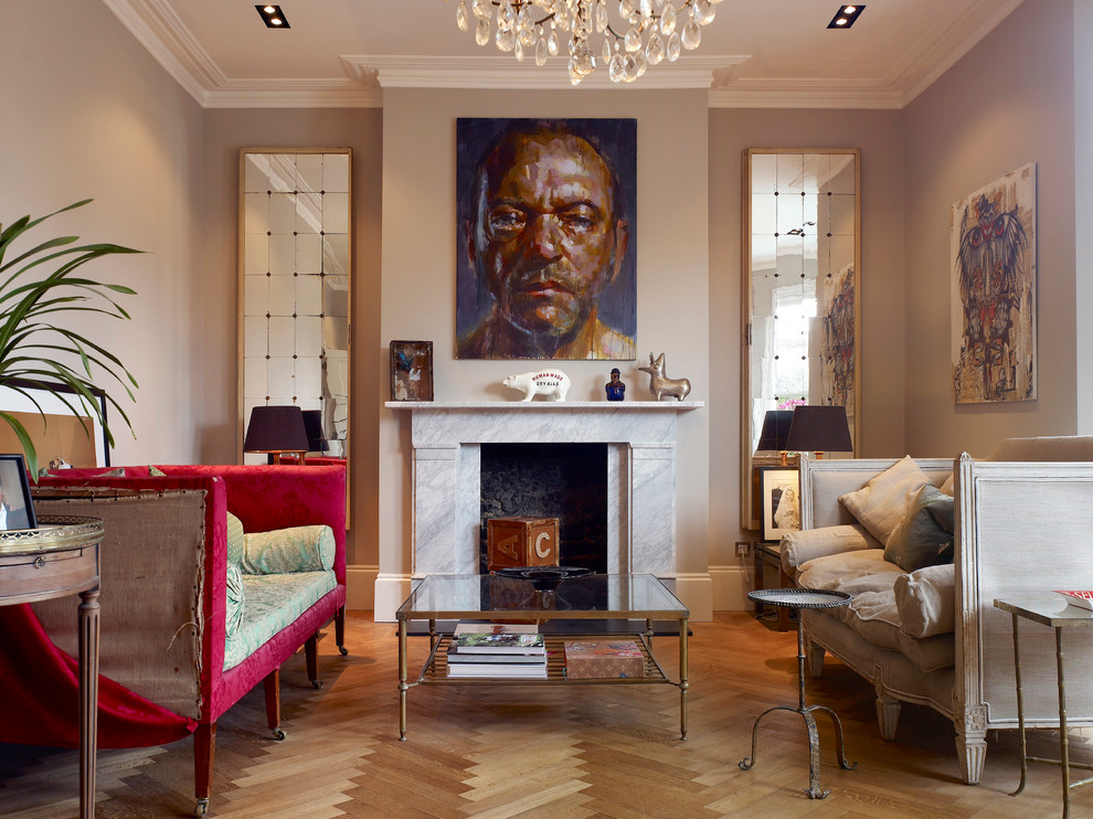 Repräsentatives, Abgetrenntes Klassisches Wohnzimmer mit beiger Wandfarbe, braunem Holzboden, Kamin, Kaminumrandung aus Stein und beigem Boden in London