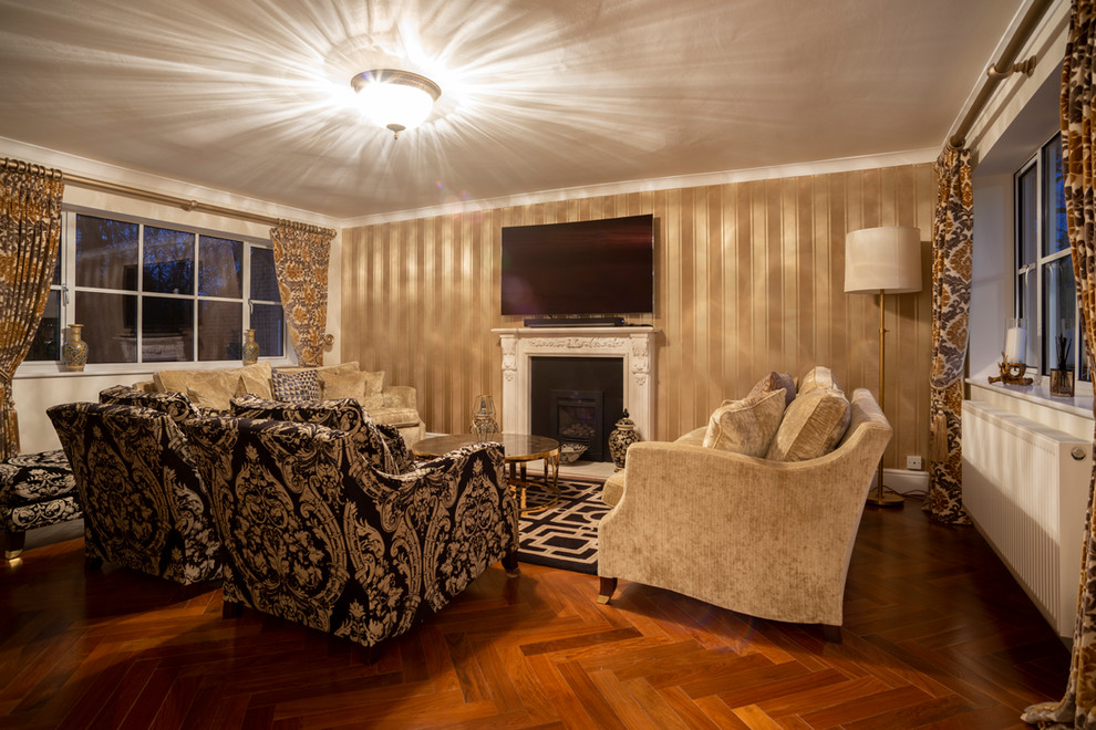 Esempio di un soggiorno chic di medie dimensioni e aperto con pavimento in legno massello medio, camino lineare Ribbon, TV a parete e pavimento marrone