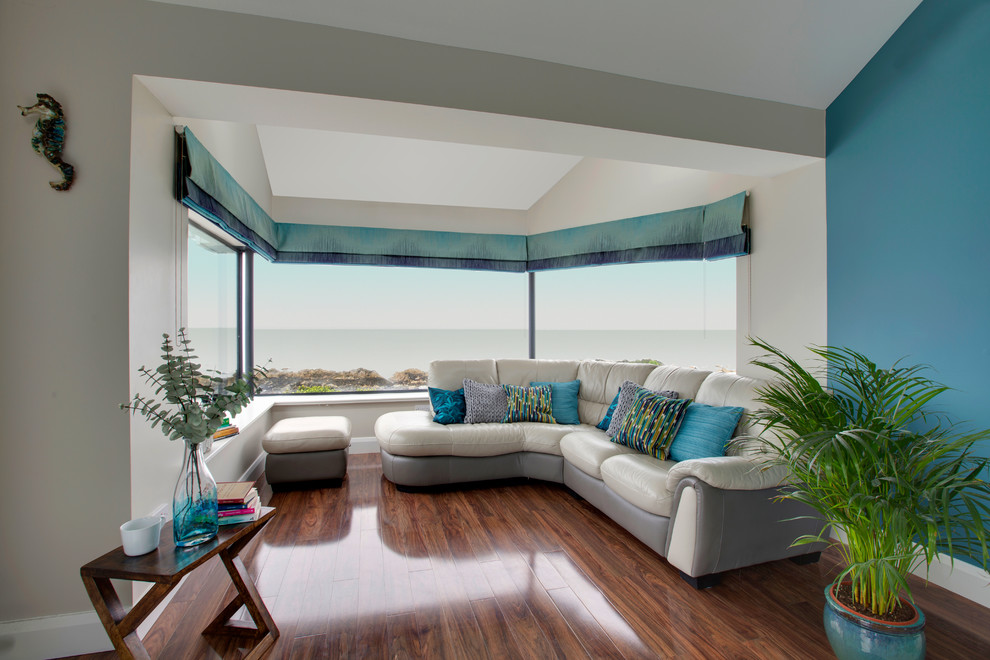 Свежая идея для дизайна: открытая гостиная комната среднего размера в стиле модернизм с синими стенами и полом из ламината - отличное фото интерьера