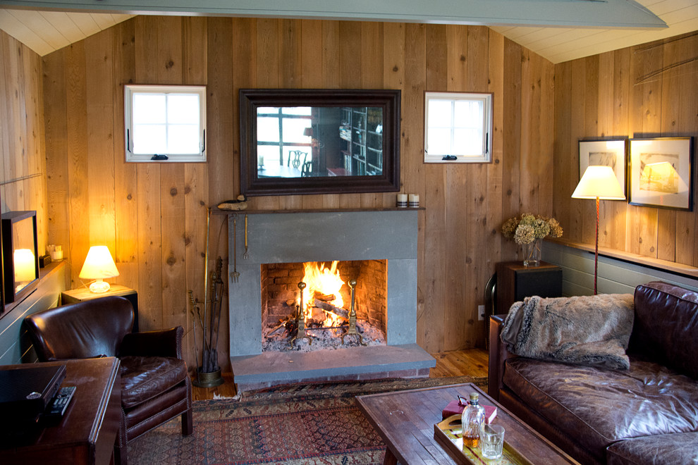 Aménagement d'un salon montagne de taille moyenne et fermé avec un mur marron, un sol en bois brun, une cheminée standard et un manteau de cheminée en béton.