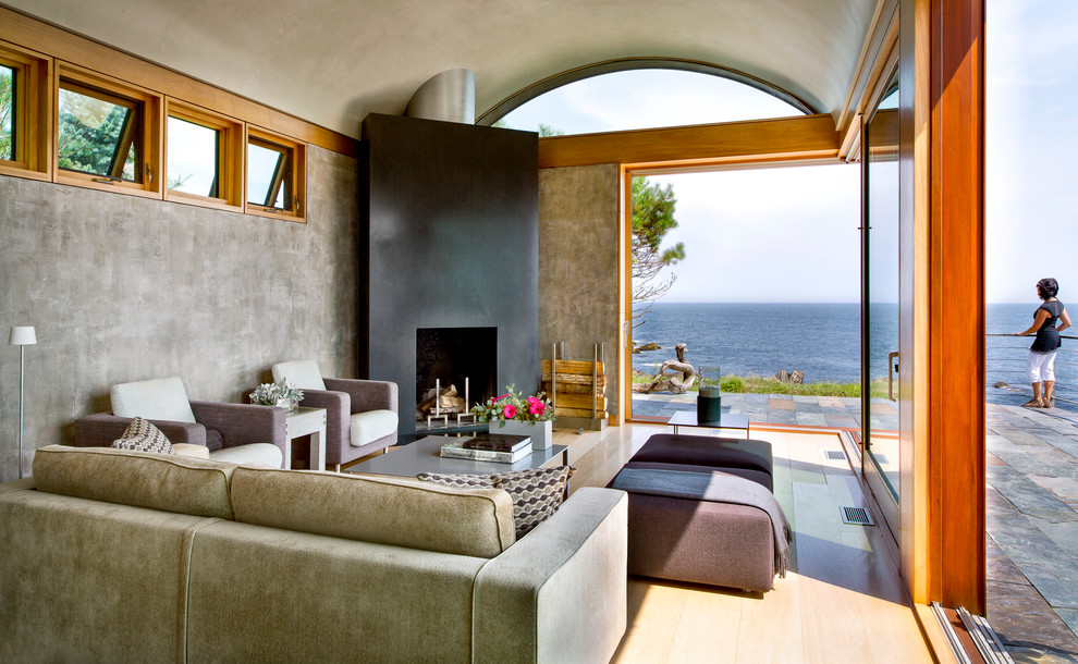 Aménagement d'un salon contemporain avec un mur gris, un sol en bois brun et une cheminée d'angle.