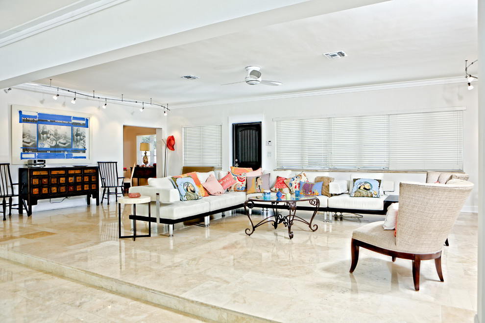 Exempel på ett modernt vardagsrum, med vita väggar, marmorgolv och beiget golv