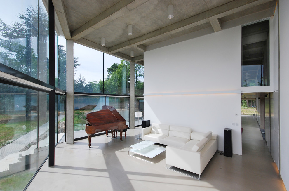 Immagine di un grande soggiorno design aperto con sala della musica, nessuna TV, pareti bianche e pavimento in cemento