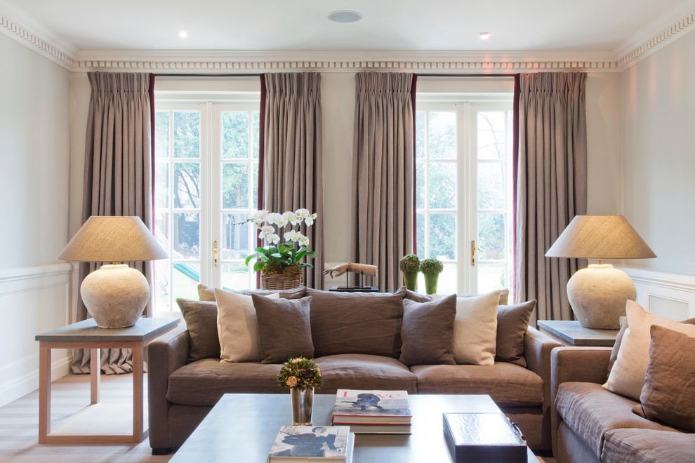 Стильный дизайн: гостиная комната с красивыми шторами - последний тренд