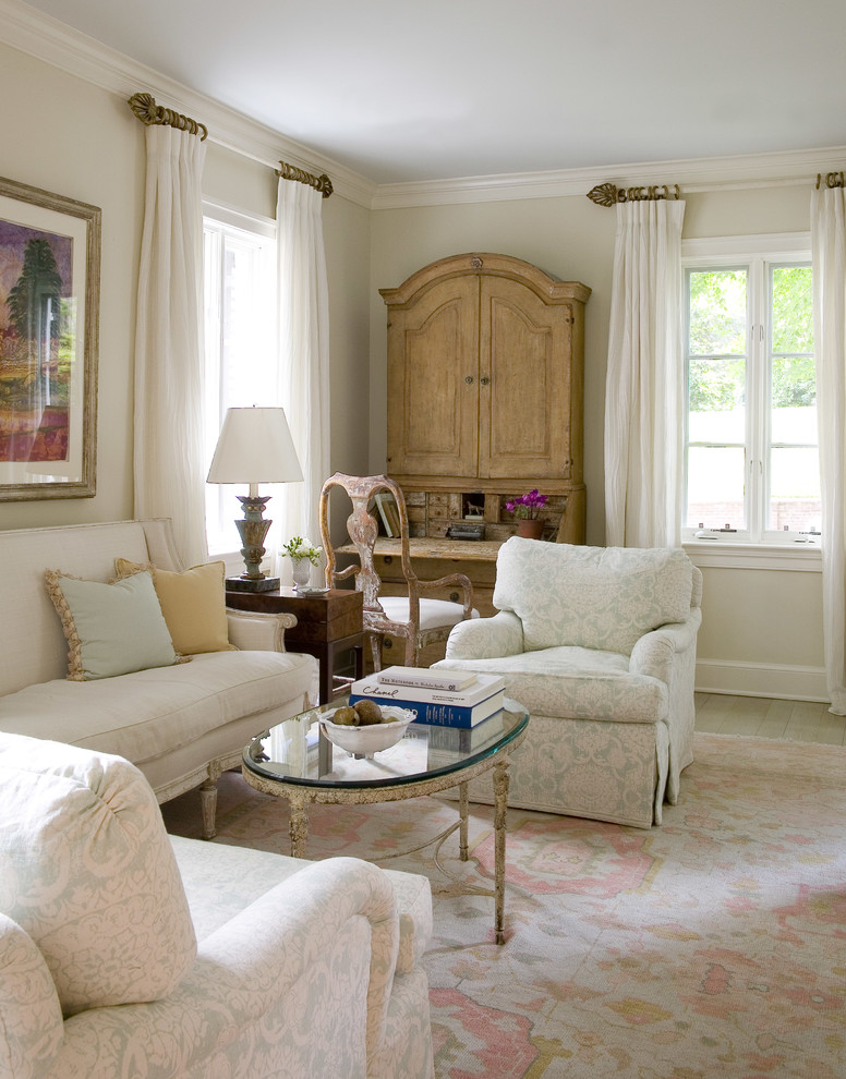 Свежая идея для дизайна: гостиная комната в классическом стиле с серыми стенами - отличное фото интерьера