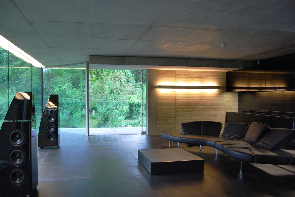 Großes, Offenes, Fernseherloses Modernes Musikzimmer mit grauer Wandfarbe und Hängekamin in London