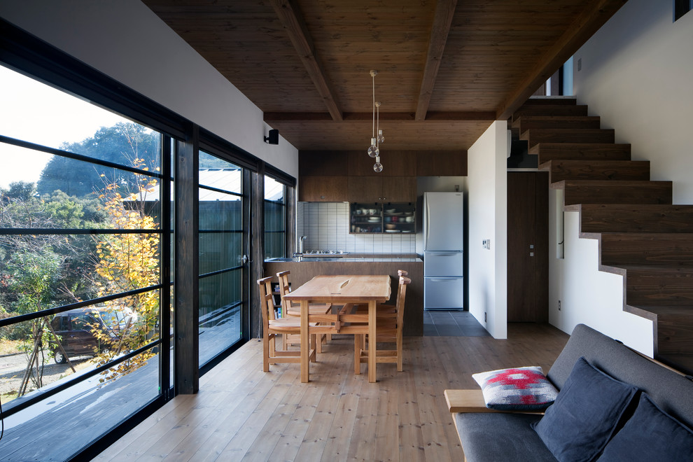 Foto di un soggiorno etnico aperto con pareti bianche, pavimento in legno massello medio e pavimento marrone