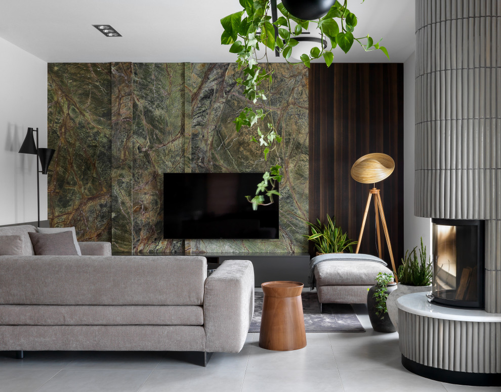 Пример оригинального дизайна: открытая гостиная комната в современном стиле с белыми стенами, угловым камином, телевизором на стене и серым полом