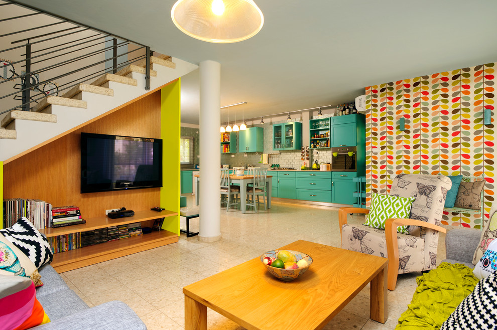 Offenes Stilmix Wohnzimmer ohne Kamin mit TV-Wand und beigem Boden in Tel Aviv