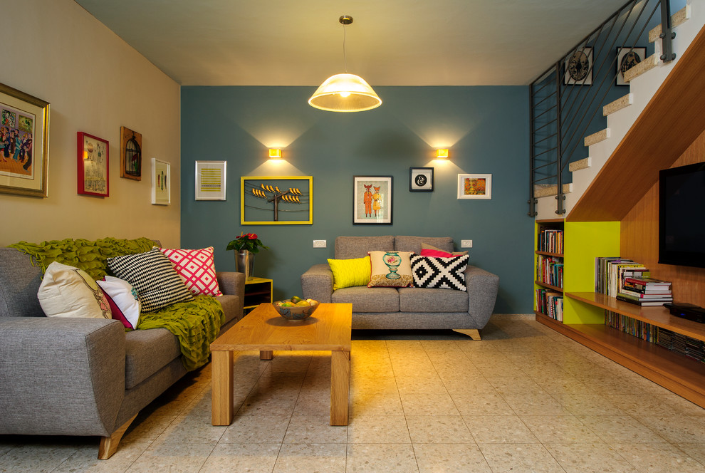 Foto på ett eklektiskt vardagsrum, med blå väggar och beiget golv