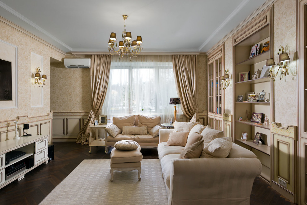 Exemple d'un salon chic de taille moyenne avec une salle de réception, un mur beige, parquet foncé et un téléviseur fixé au mur.