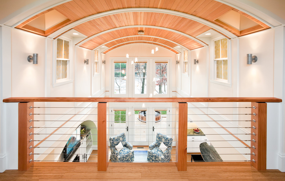 Immagine di un soggiorno eclettico di medie dimensioni e stile loft con pavimento in bambù, camino classico, cornice del camino in intonaco e parete attrezzata