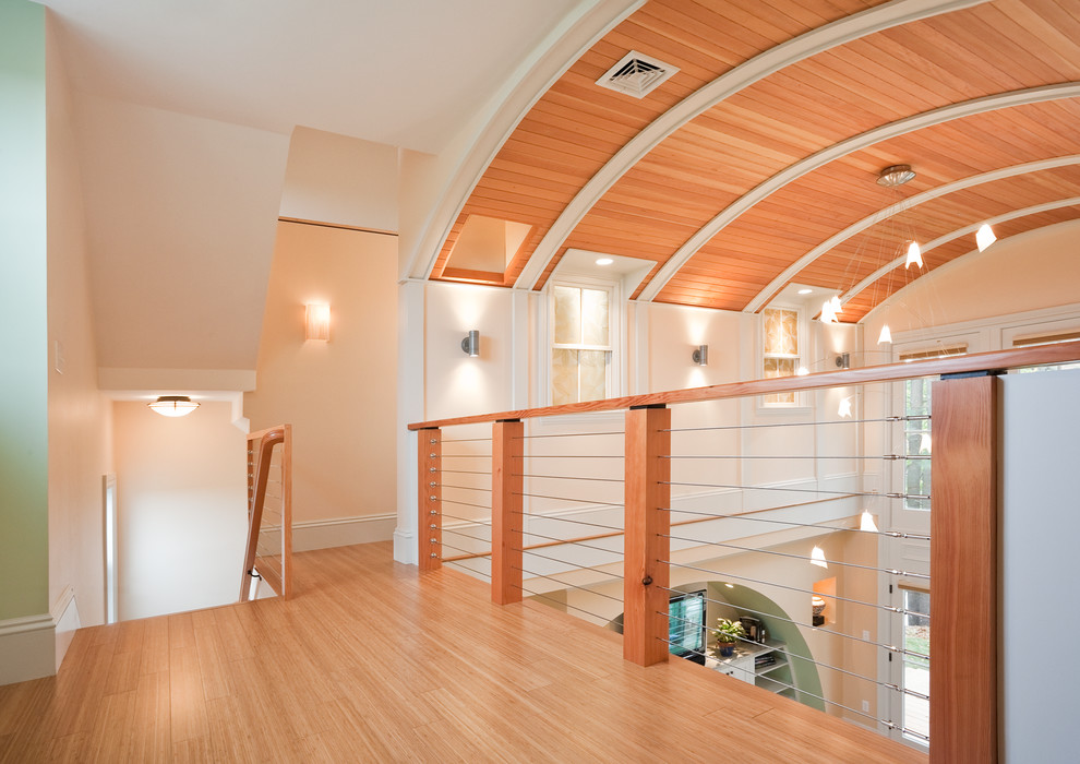 Foto di un soggiorno eclettico di medie dimensioni e stile loft con pavimento in bambù, camino classico, cornice del camino in intonaco e parete attrezzata