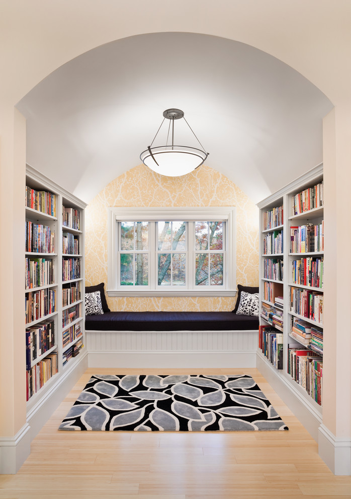 Idee per un piccolo soggiorno bohémian chiuso con libreria, pareti gialle e pavimento in bambù