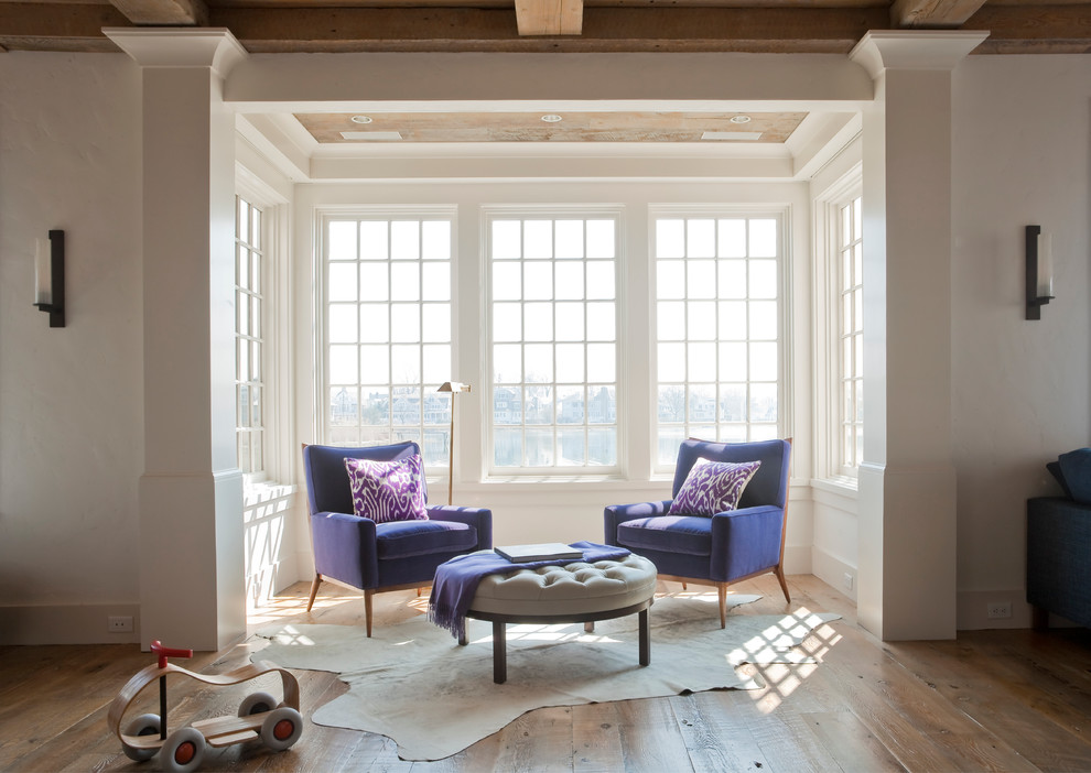 Diseño de salón para visitas contemporáneo con paredes blancas y suelo de madera en tonos medios