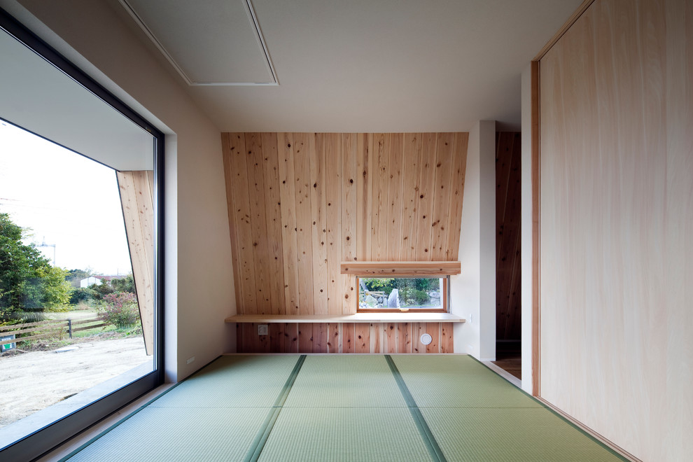 Inredning av ett asiatiskt litet vardagsrum, med vita väggar, tatamigolv och grönt golv