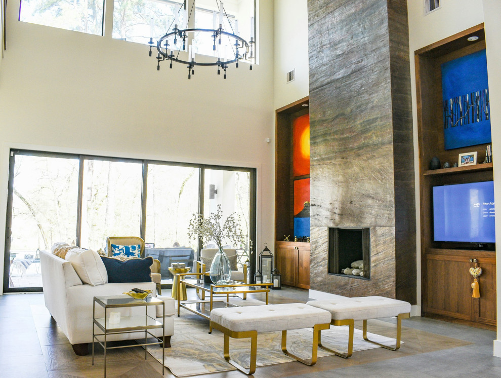 Пример оригинального дизайна: гостиная комната в стиле модернизм с полом из керамической плитки, фасадом камина из каменной кладки и серым полом