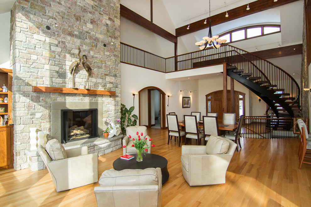 Großes, Repräsentatives, Fernseherloses Stilmix Wohnzimmer im Loft-Stil mit weißer Wandfarbe, hellem Holzboden, Kamin und Kaminumrandung aus Stein in Atlanta