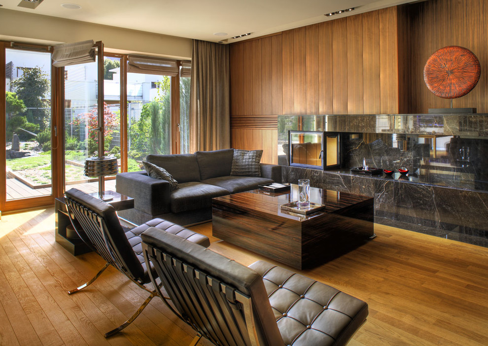 Inspiration pour un salon design avec un sol en bois brun.