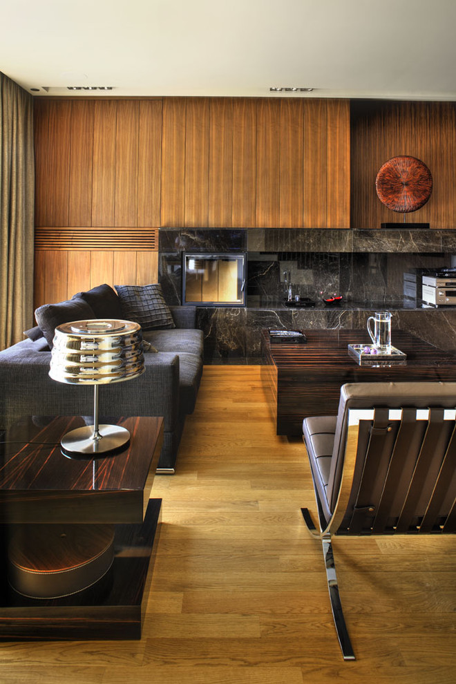 Пример оригинального дизайна: гостиная комната в современном стиле с паркетным полом среднего тона и красивыми шторами