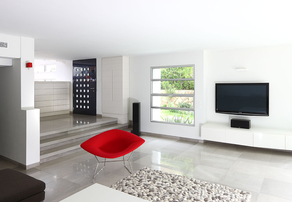 Ejemplo de salón para visitas cerrado moderno de tamaño medio con paredes blancas, chimenea lineal, marco de chimenea de yeso y televisor colgado en la pared