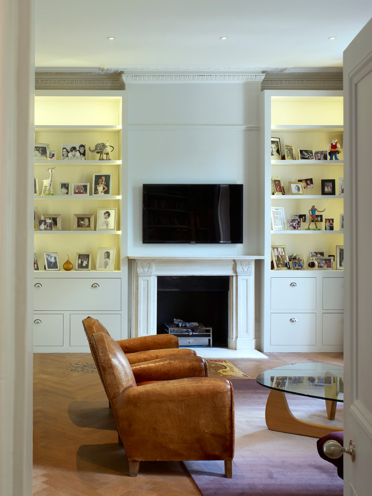 Imagen de salón moderno con paredes blancas y televisor colgado en la pared