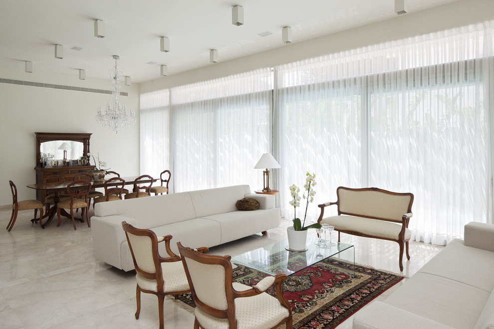 Imagen de salón para visitas abierto minimalista extra grande sin chimenea con paredes blancas y pared multimedia