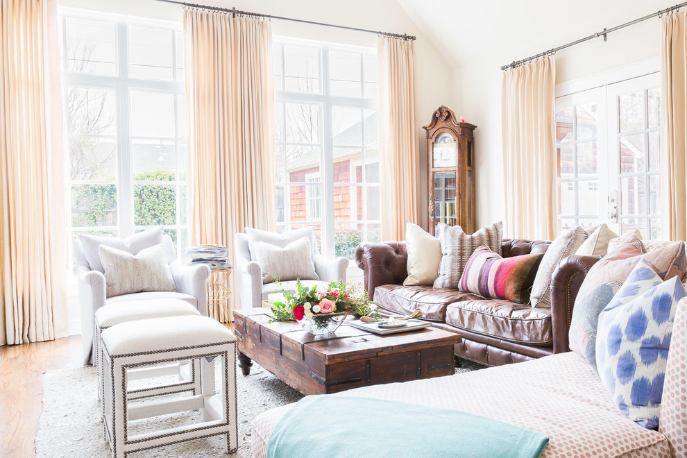 Foto di un grande soggiorno tradizionale aperto con sala formale, pavimento in legno massello medio, pareti bianche e pavimento marrone