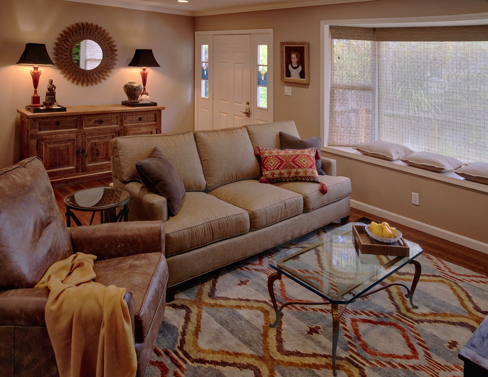 Modelo de salón para visitas abierto ecléctico pequeño sin televisor con paredes beige, suelo de madera en tonos medios y chimeneas suspendidas