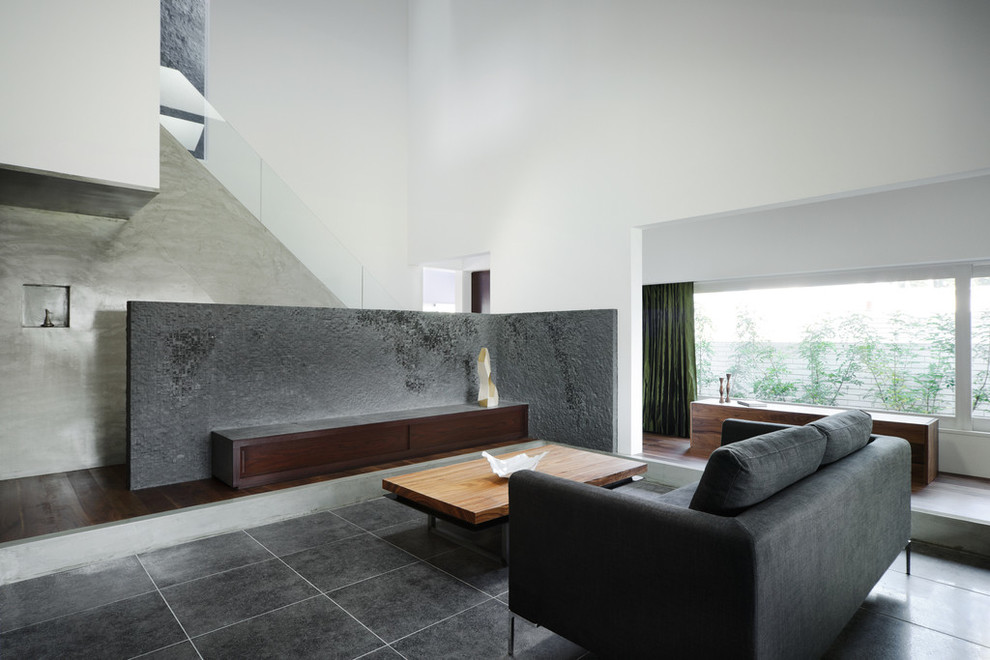 Источник вдохновения для домашнего уюта: гостиная комната в современном стиле с белыми стенами без камина, телевизора