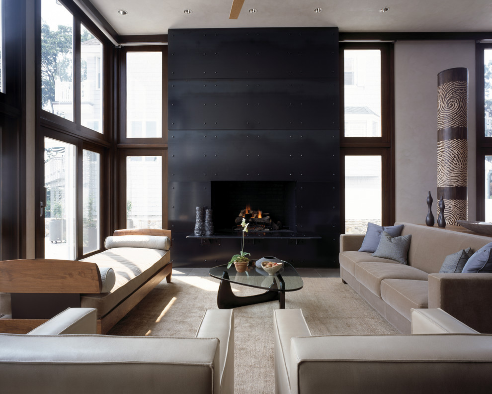 Modelo de salón minimalista con marco de chimenea de metal y alfombra