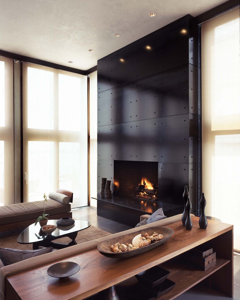 Immagine di un soggiorno minimalista con camino classico