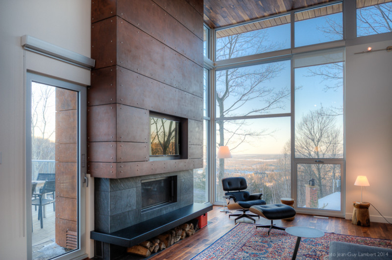 Cette photo montre un salon tendance avec une cheminée standard, un manteau de cheminée en métal et un téléviseur fixé au mur.