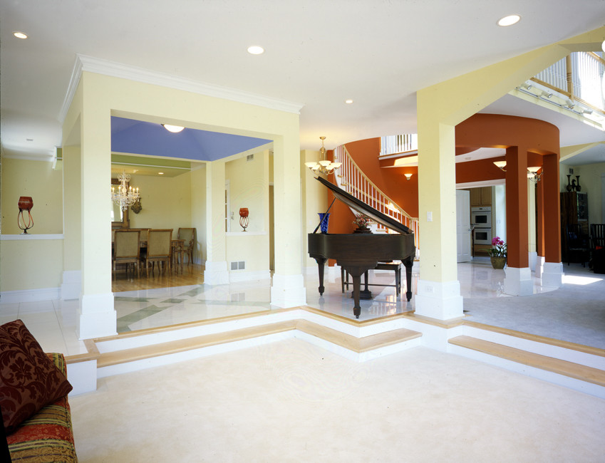 На фото: большая гостиная комната в стиле фьюжн с разноцветными стенами, ковровым покрытием, стандартным камином, фасадом камина из камня и мультимедийным центром с