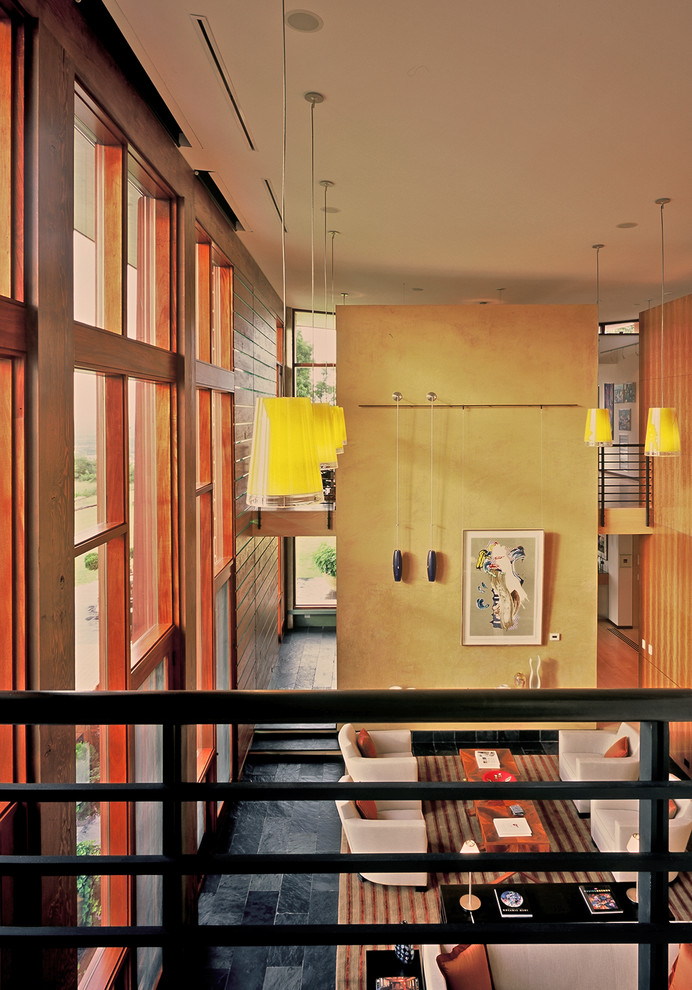 На фото: огромная открытая, парадная гостиная комната в стиле модернизм без камина, телевизора с