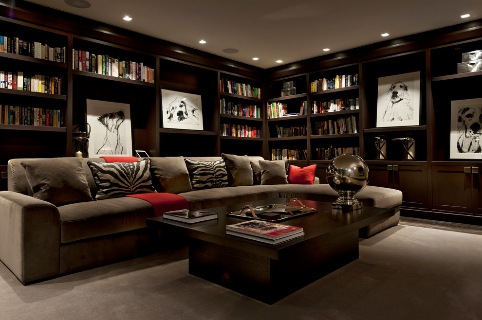 Foto di un soggiorno design di medie dimensioni e chiuso con libreria, moquette, TV a parete, pareti marroni e cornice del camino in legno
