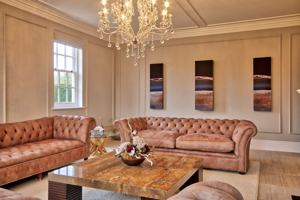 Esempio di un grande soggiorno chic chiuso con sala formale, parquet chiaro e pareti beige