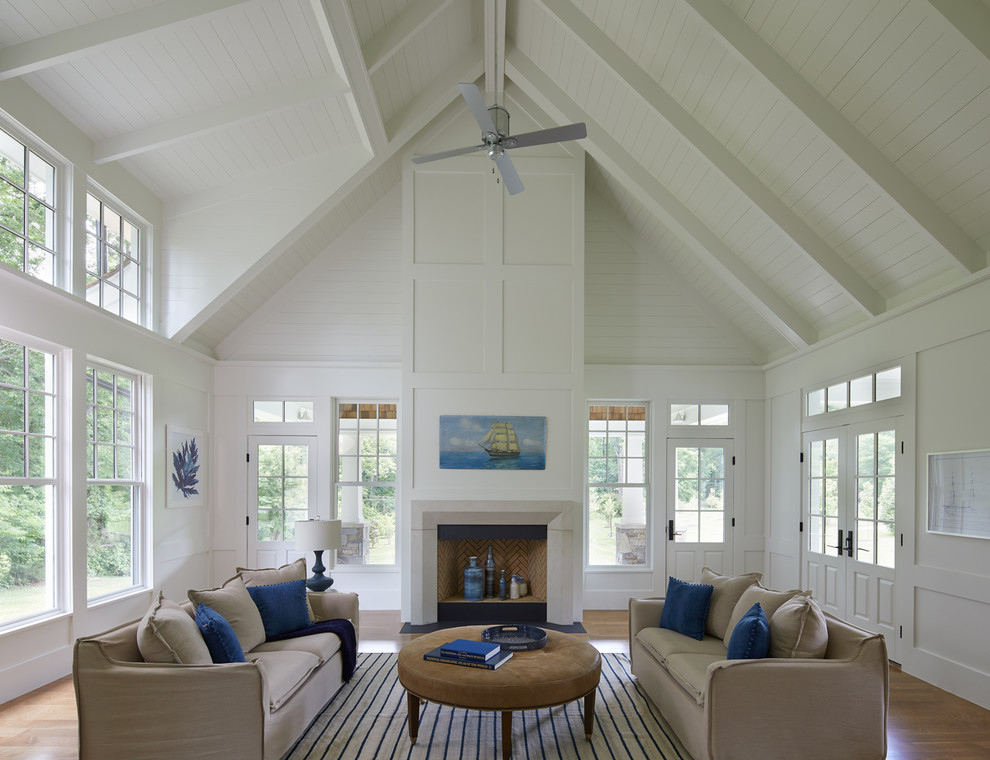 Repräsentatives Maritimes Wohnzimmer mit weißer Wandfarbe, hellem Holzboden und Kamin in Washington, D.C.
