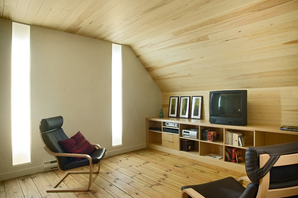 Imagen de salón para visitas nórdico con paredes beige, suelo de madera clara y televisor independiente